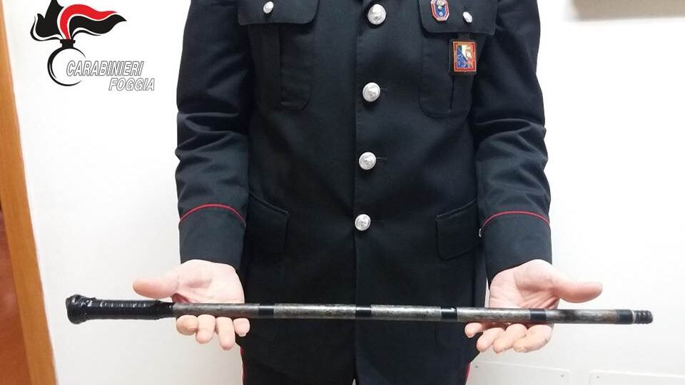 Foggia, fermato dai carabinieri: li minaccia con una mazza