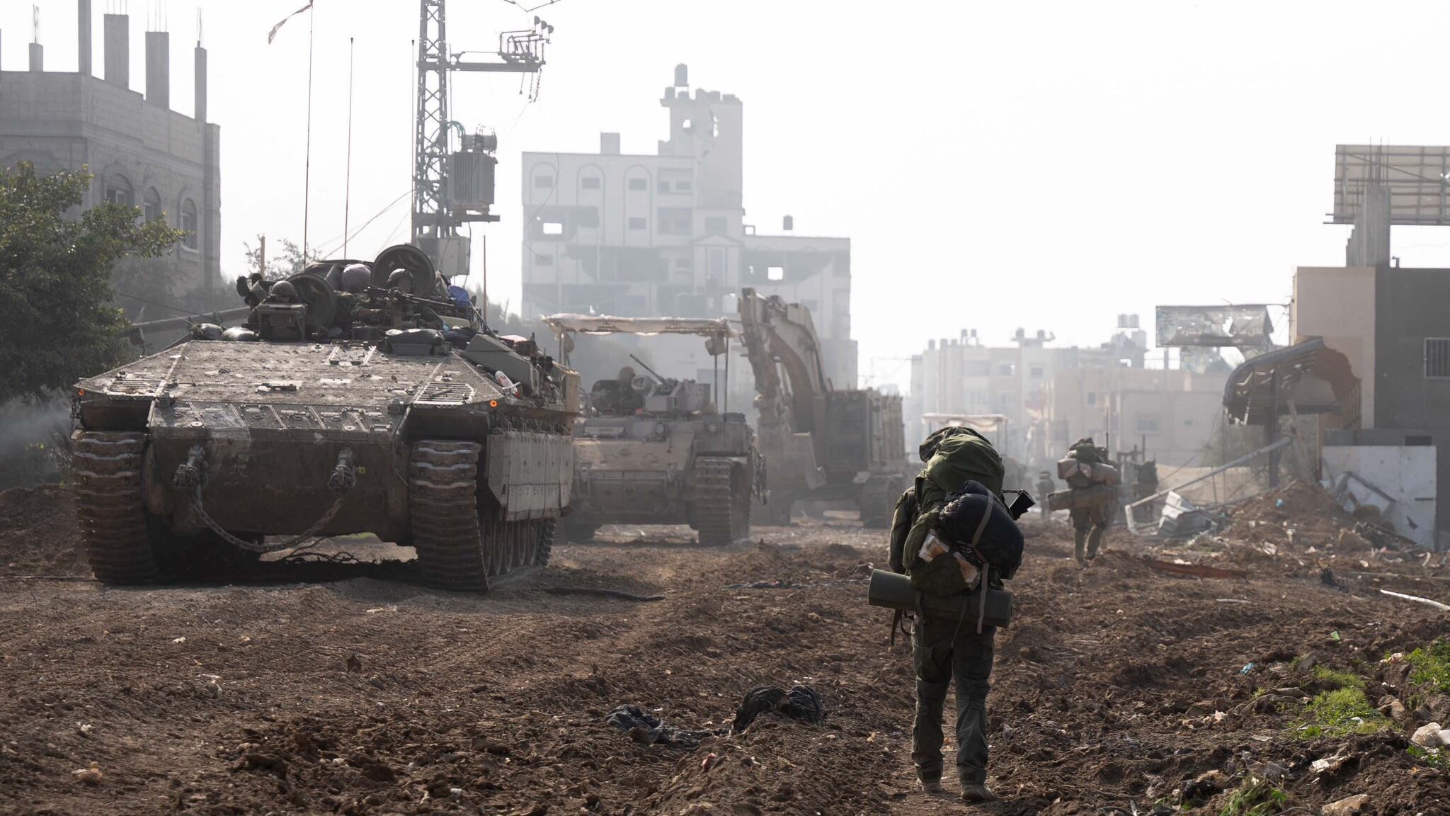 Accordo in tre fasi con Israele. Ma Hamas tira dritto: "Cessate il fuoco totale"