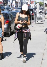 Kylie Jenner sexy in piscina 33