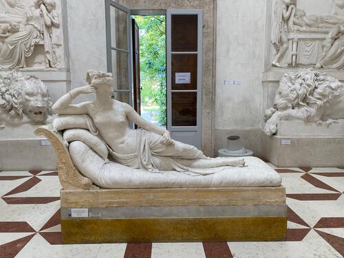 Danneggiata la statua di Canova per un selfie. Il responsabile è un austriaco: "Pago i danni"