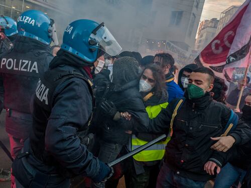 Studenti caricati dalla polizia. Il caso arriva in Consiglio