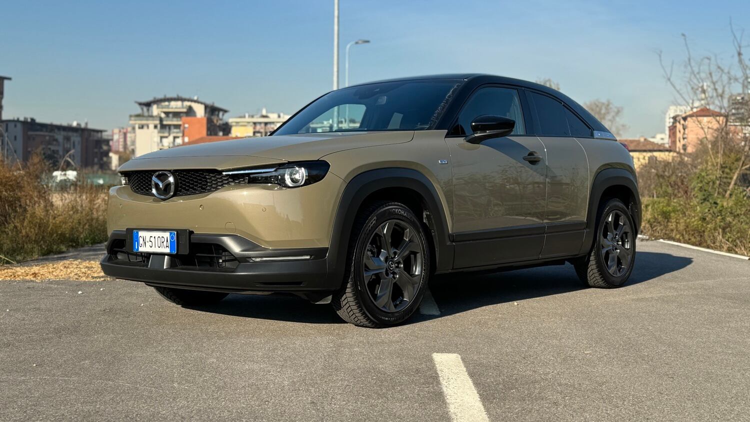 Mazda MX-30, la prova del crossover elettrico anticonformista