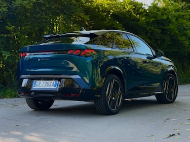 Peugeot E-3008: la gallery del nuovo SUV Fastback elettrico francese 12