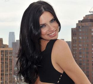 Adriana Lima regina di sensualità: gli scatti più hot della modella brasiliana 40