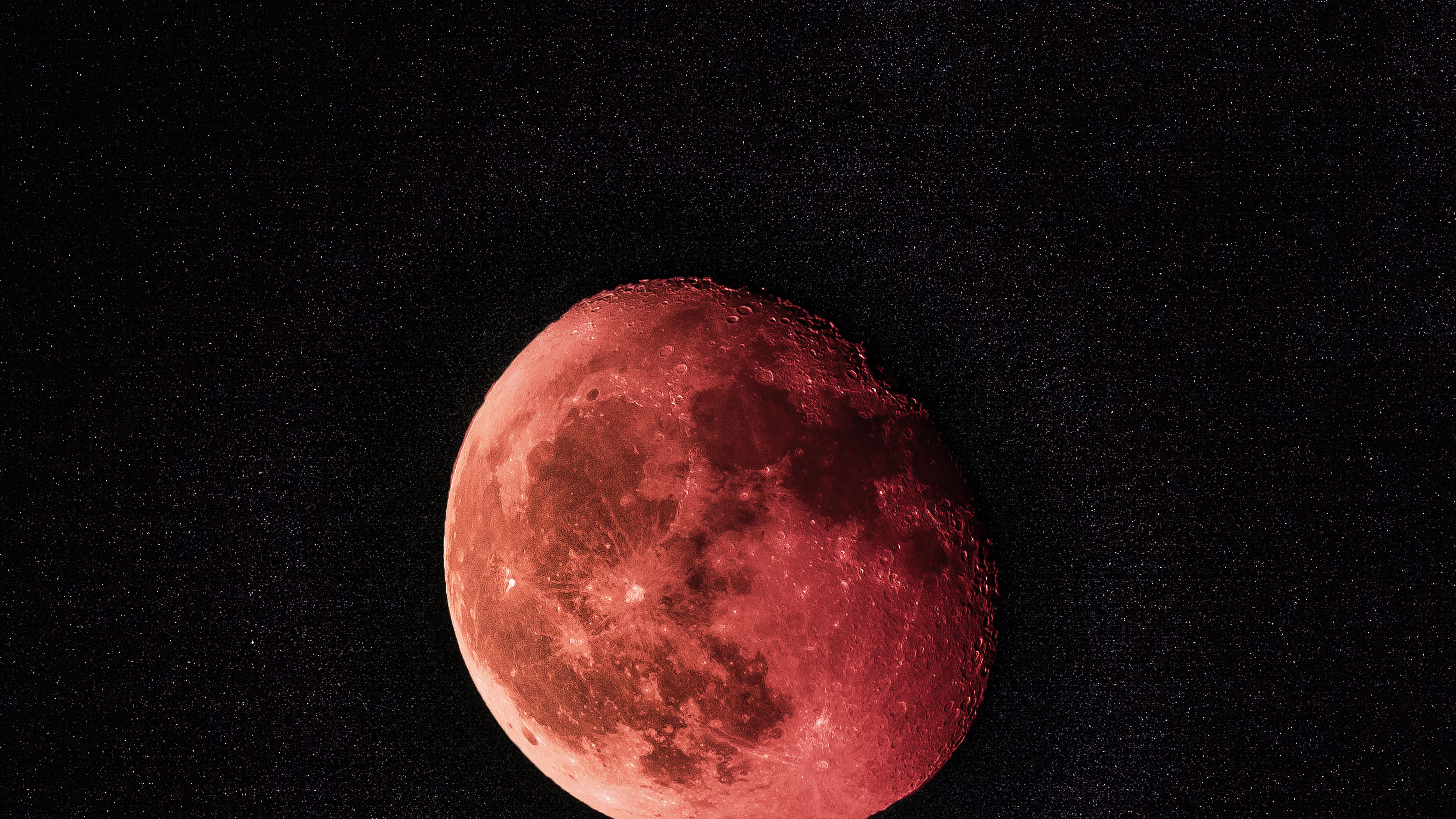 Guarda che (super) luna. Rossa e misteriosa, quante leggende all'ombra dell'eclissi