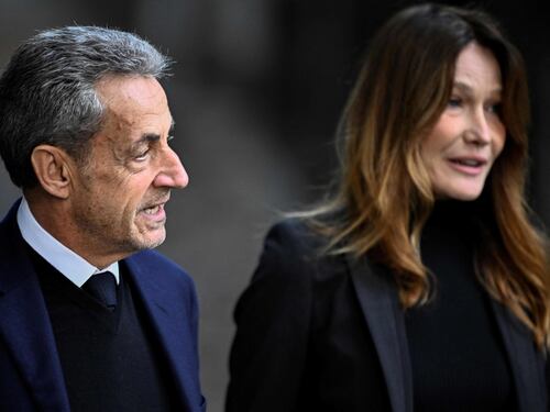 "Mia figlia è distrutta". Le rivelazioni della madre di Carla Bruni