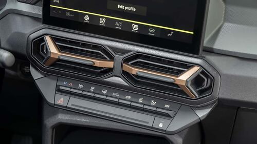 Nuova Dacia Duster 2024, guarda tutte le foto 12