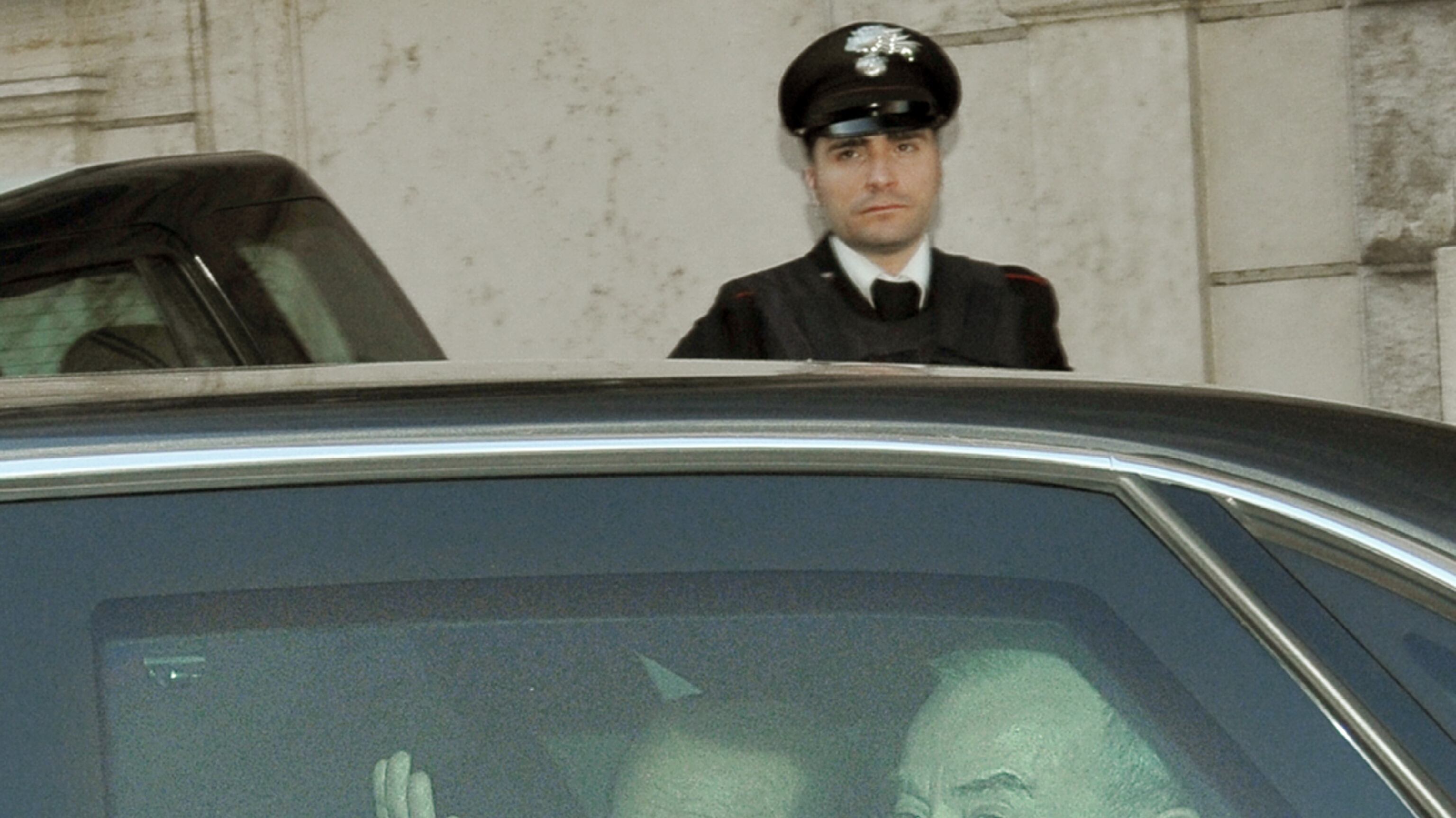 Berlusconi cauto sul voto subito. E Letta va in missione sul Colle