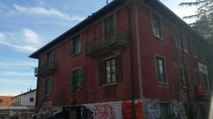 "Volevano aiutare i migranti". Così le toghe assolvono gli anarchici abusivi
