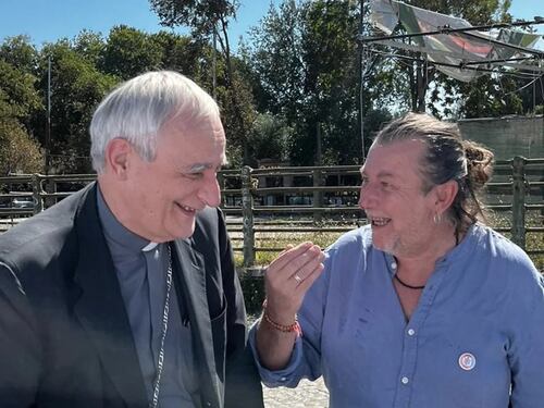 Il "campo largo" delle tonache rosse: dai legami con i dem alla lotta ai confini