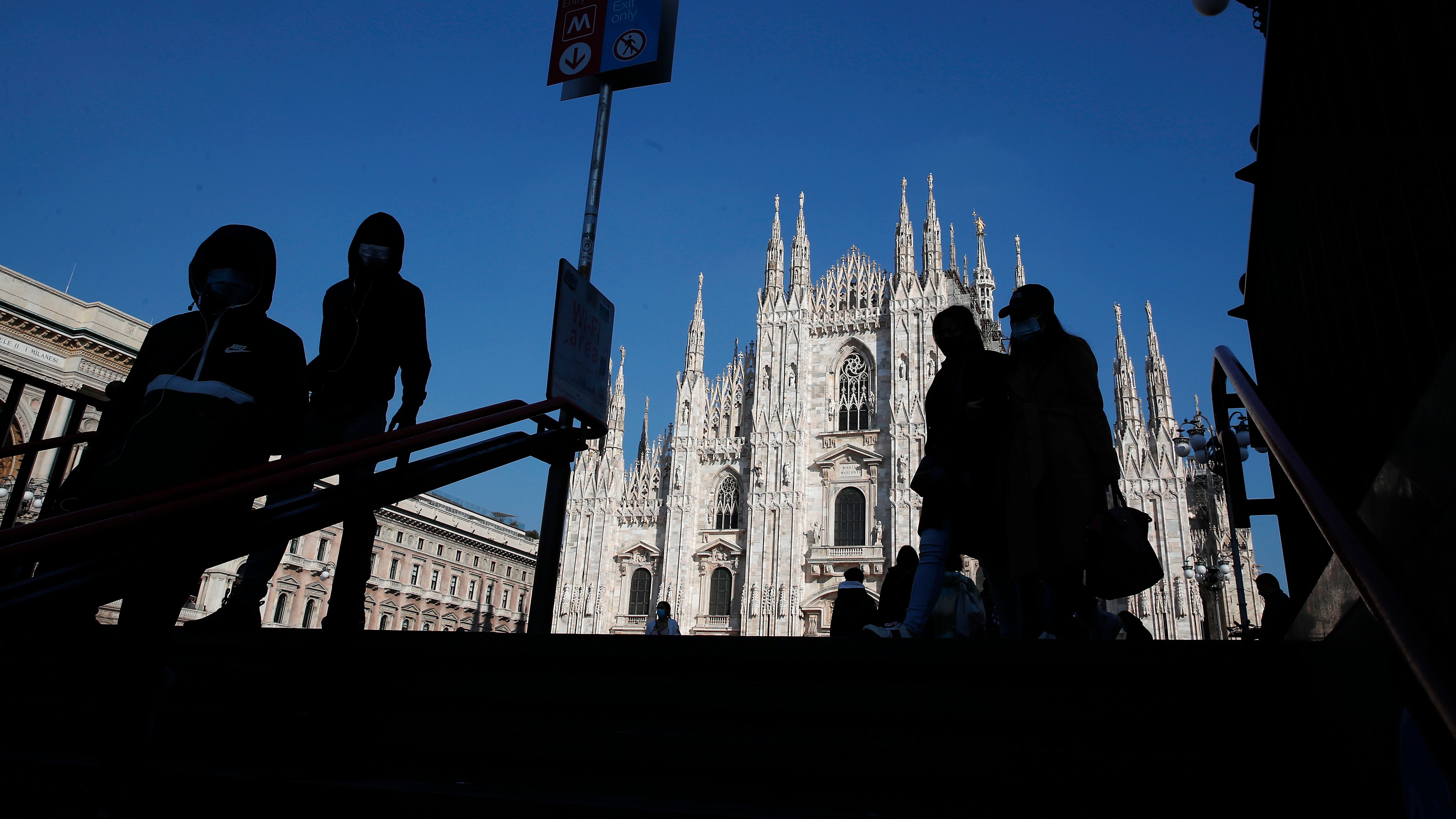 Spunta il piano per gli over 70: stretta sui centri commerciali