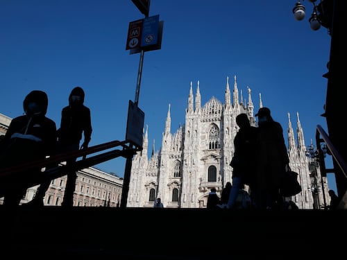 Spunta il piano per gli over 70: stretta sui centri commerciali