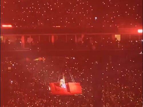 Paura al concerto di Beyoncé: l'auto sospesa a mezz'aria si inclina con su la cantante