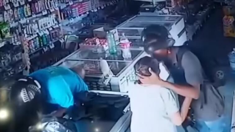 Il ladro gentiluomo: l'anziana gli offre i soldi ma lui li rifiuta e la bacia
