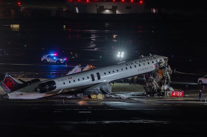 Aereo contro mezzo dei vigili del fuoco: scontro all'aeroporto LaGuardia di New York - FOTO 4