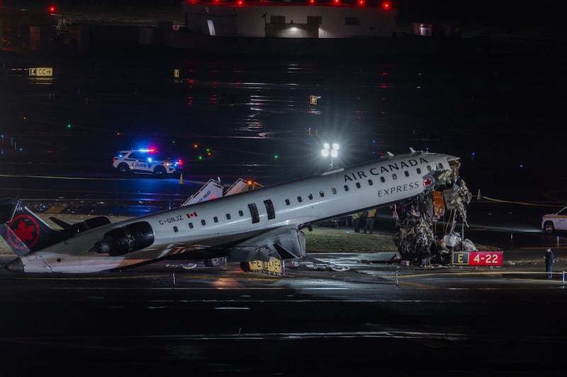 Aereo contro mezzo dei vigili del fuoco: scontro all'aeroporto LaGuardia di New York - FOTO 4