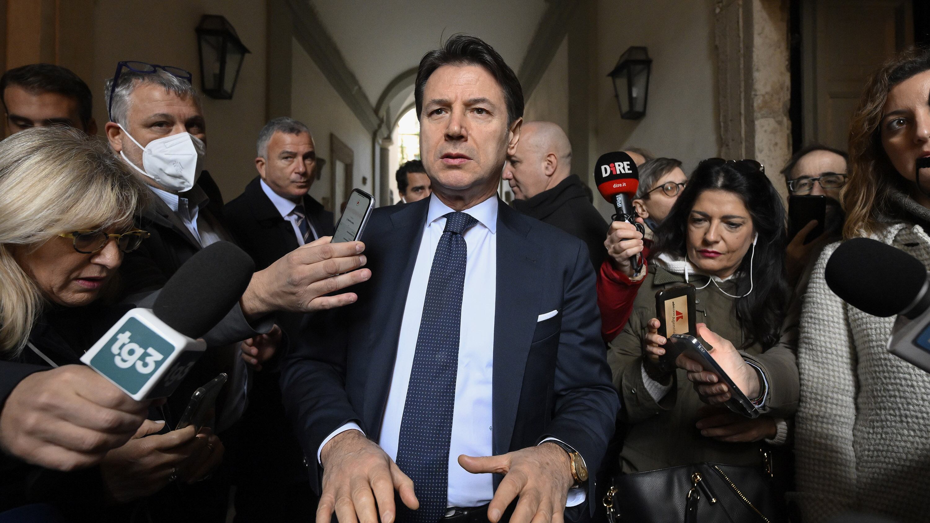 Addio al reddito anche se l'offerta non è "congrua". Ira di Conte: follia. Scoperte altre truffe