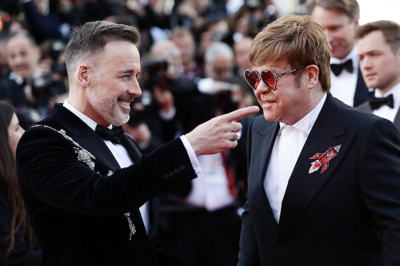 Elton John promuove "Rocket Man": foto 10