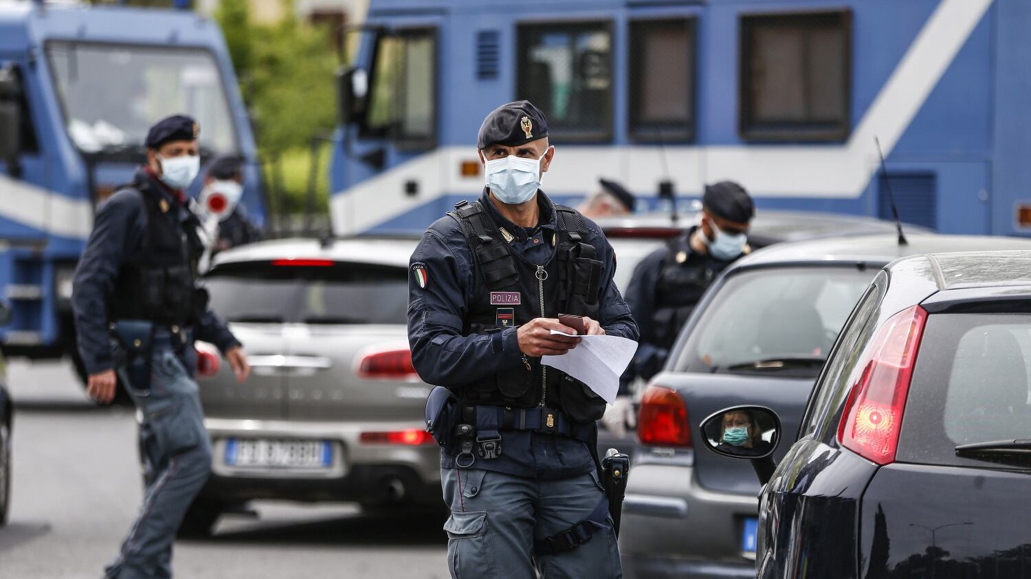 "Incontri tra amici a distanza". Quella 'falla' nel nuovo decreto