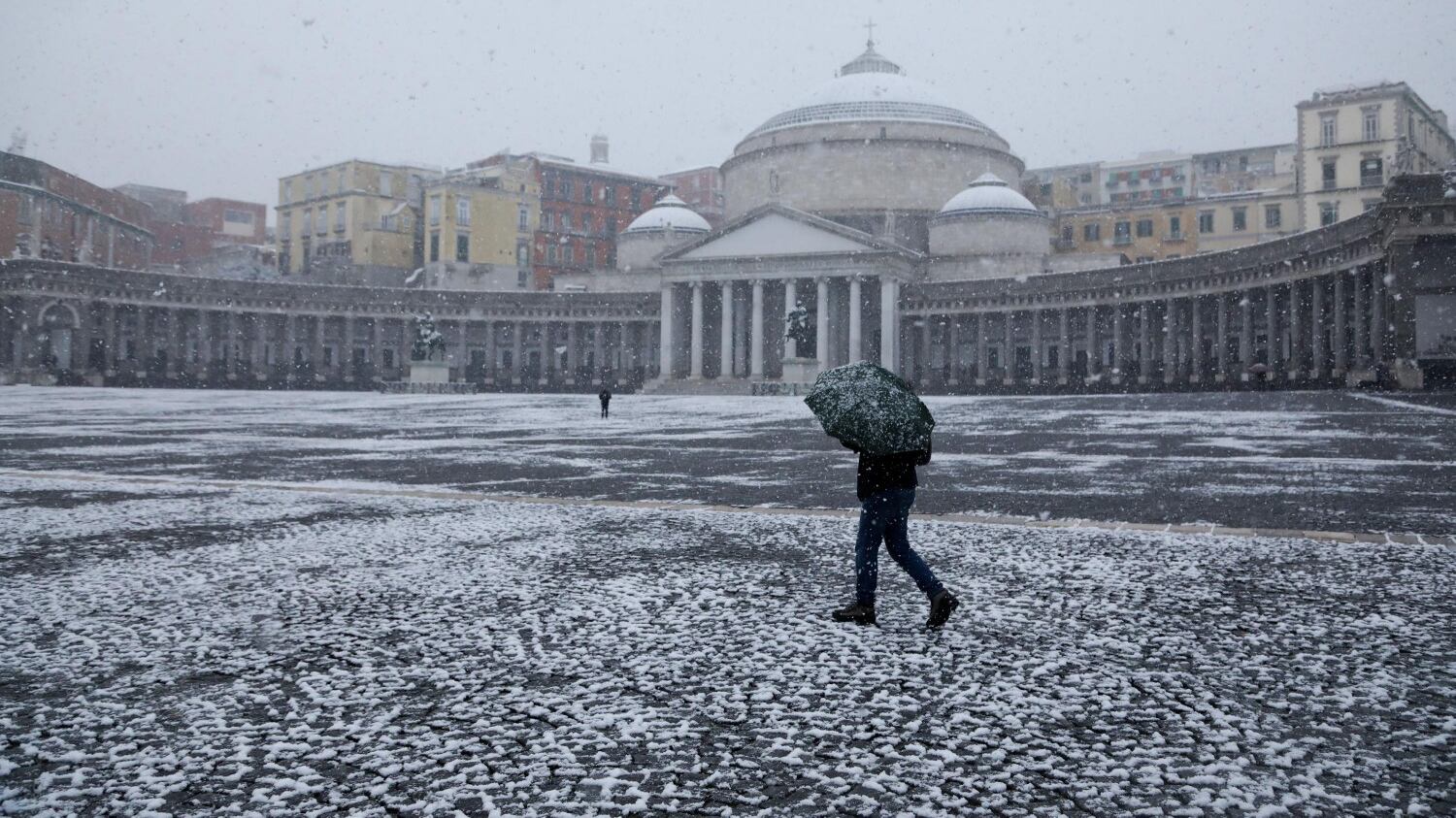 La neve blocca Napoli. Ancora disagi sui treni e gelo fino a venerdì