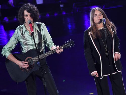 Sanremo, la serata dei duetti. Il premio va a Motta e Nada