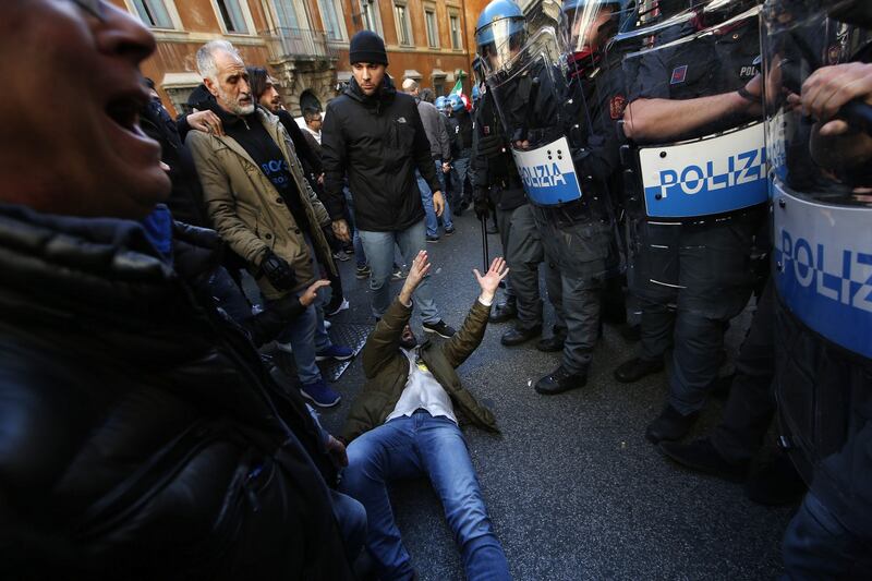 Scontri davanti la sede del Pd in Via del Nazareno 16