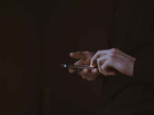 "Il tuo pacco sta arrivando, seguilo qui". L'ultima truffa via sms