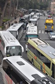 I bus turistici bloccano piazza Venezia 5