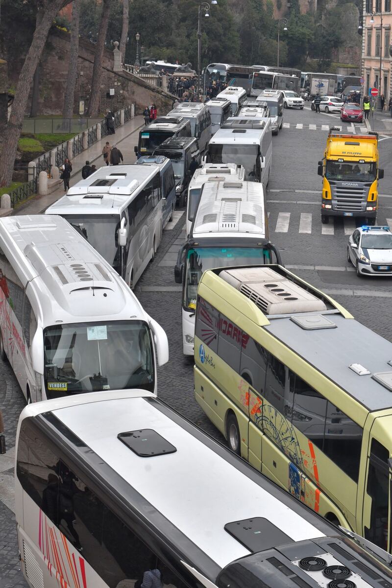 I bus turistici bloccano piazza Venezia 5