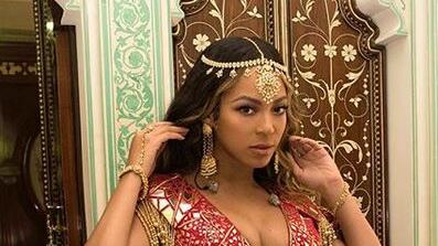 Beyoncé in abiti indiani per il matrimonio di una ricca ereditiera