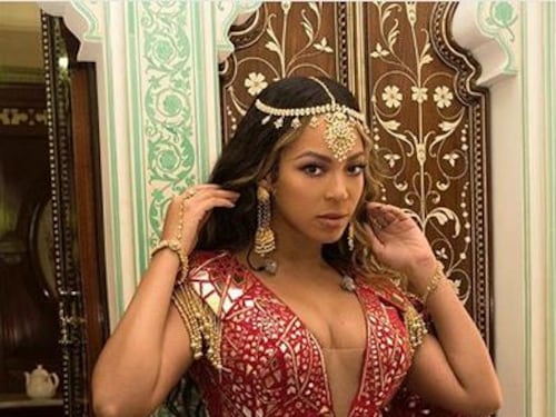 Beyoncé in abiti indiani per il matrimonio di una ricca ereditiera