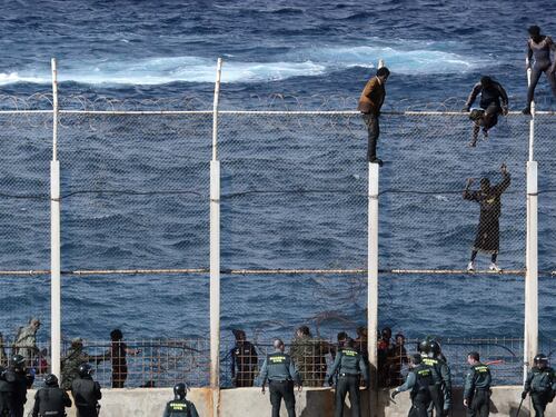 Ceuta, 800 migranti assaltano il muro ed entrano in Europa
