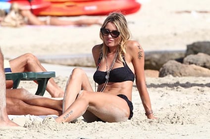 Elenoire Casalegno, topless bollente in spiaggia 1