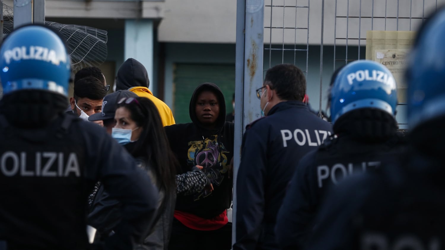 L'assist Ue per i giallorossi "Regolarizzate tutti i migranti"