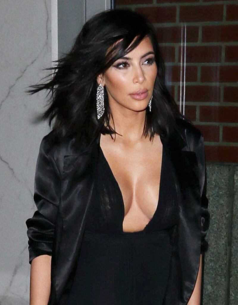 Kim Kardashian sexy: è quasi fuori di seno 1
