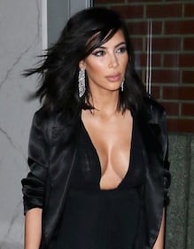 Kim Kardashian sexy: è quasi fuori di seno 1