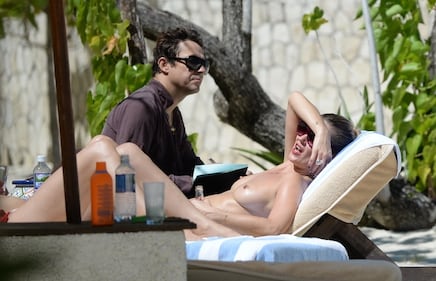 Topless per l'estate 2016, le vip più sexy 18