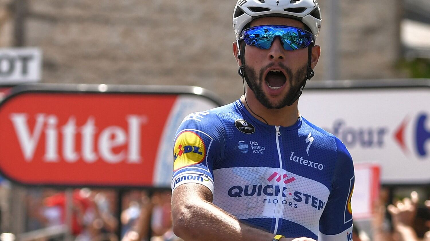 Anche al Giro c'è un caso Var Viviani punito, volata a Gaviria