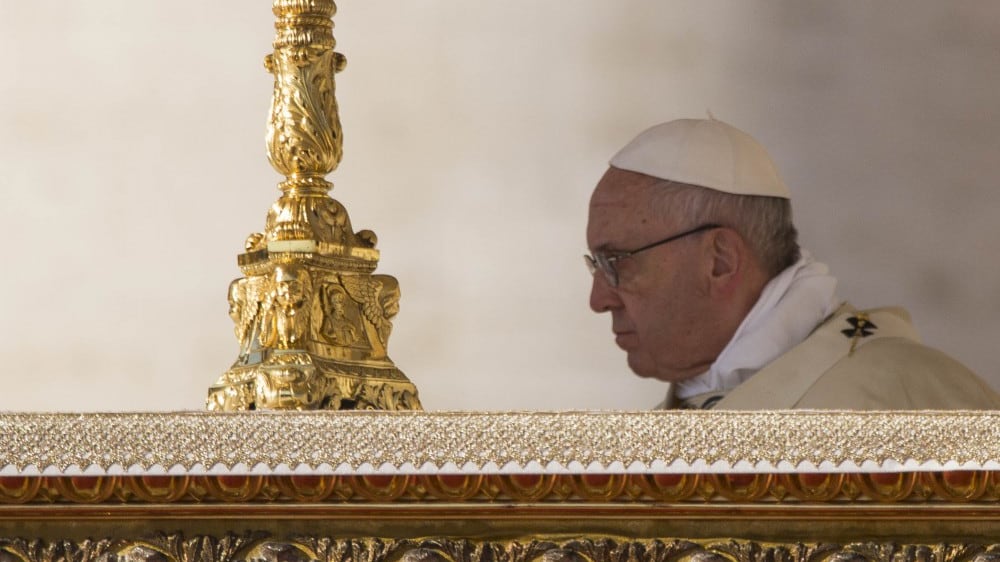 Papa Bergoglio, la rivoluzione a partire da un inchino
