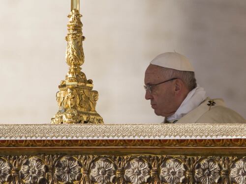 Papa Bergoglio, la rivoluzione a partire da un inchino