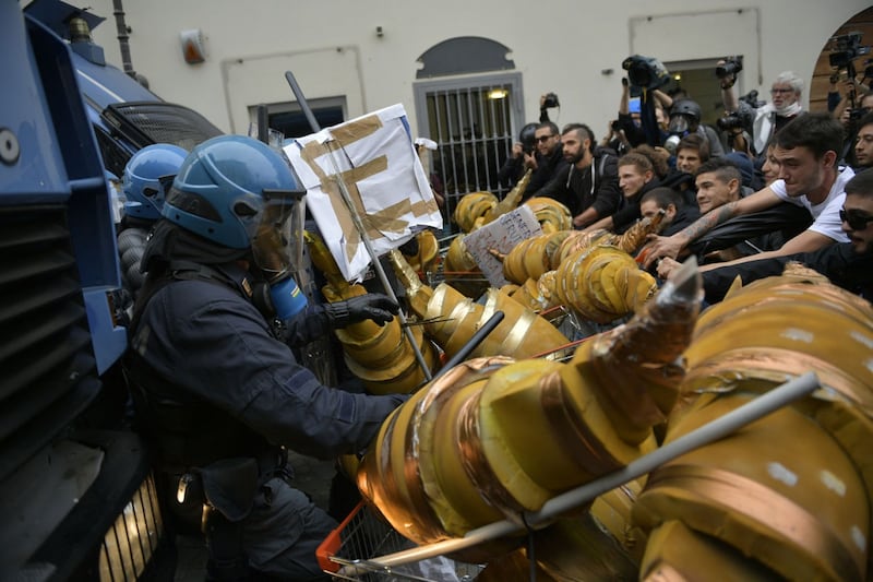 Scontri al corteo anti G7