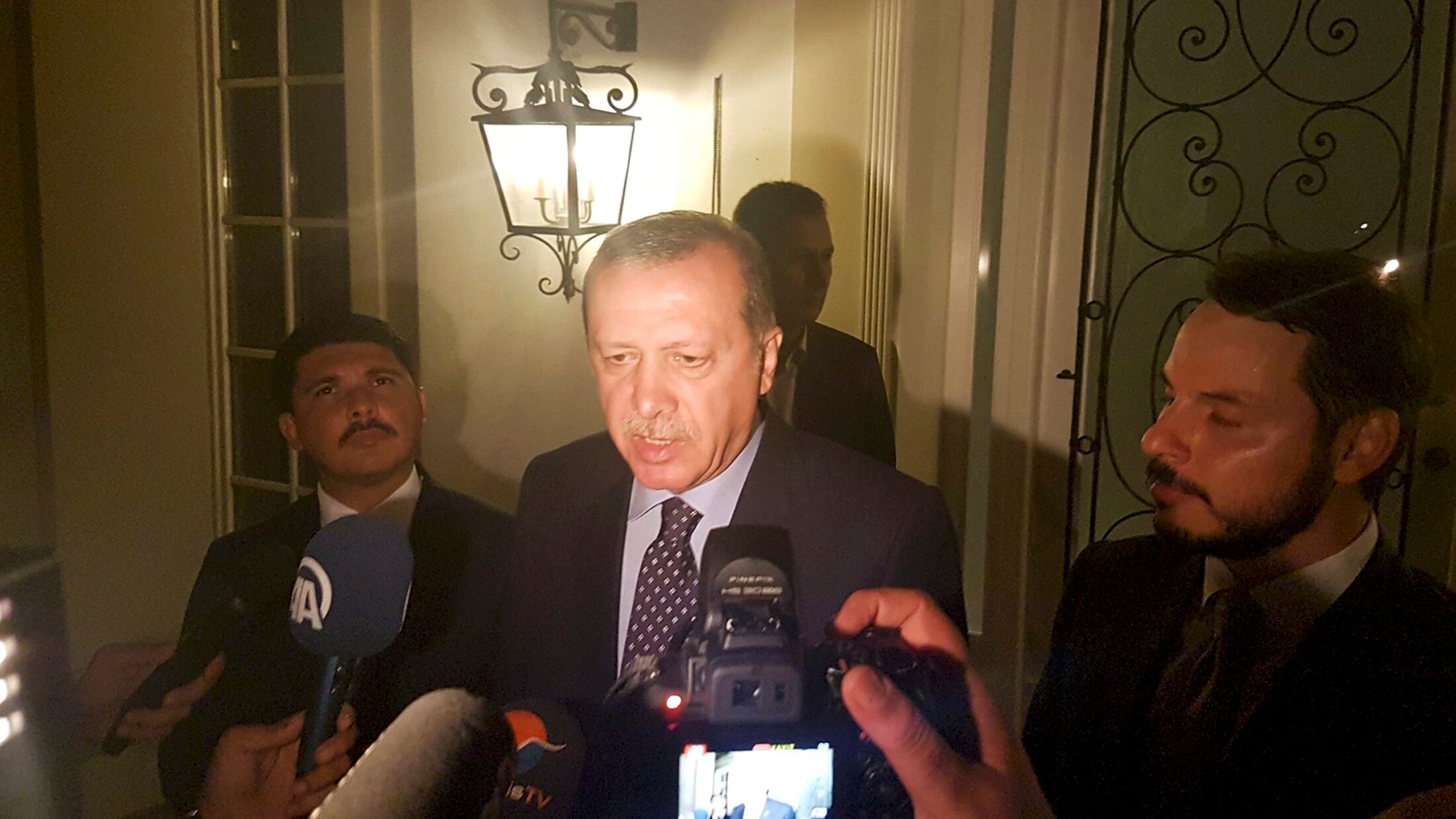 Il pugno di ferro di Erdogan: "Golpisti come terroristi"