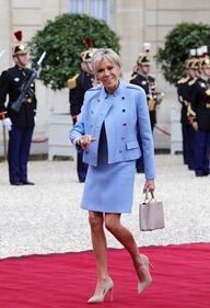 Brigitte Macron arriva all'Eliseo: ecco la nuova Prèmiere Dame 16