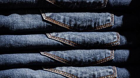 Le contromisure dell'Ue contro i dazi degli Usa: nel mirino jeans e scarpe