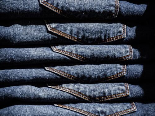 Le contromisure dell'Ue contro i dazi degli Usa: nel mirino jeans e scarpe