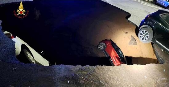 La mega voragine in via Sestio Menas, Roma: le immagini choc 3