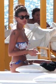 Cristina Buccino, gambe hot sotto l'albero di Natale 24