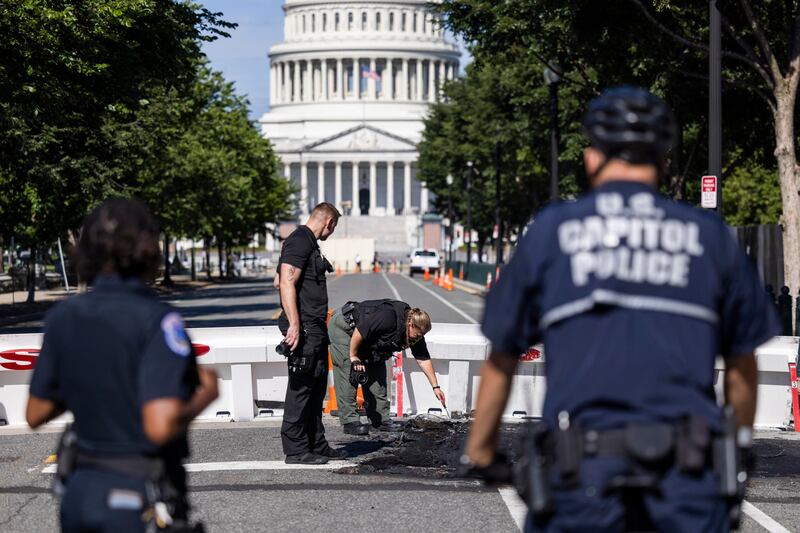 Auto si schianta contro i cancelli di Capitol Hill: suicida il conducente 3