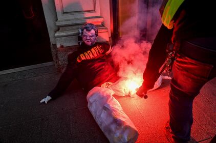 Manifestazione choc: gli studenti bruciano un fantoccio di Salvini 2