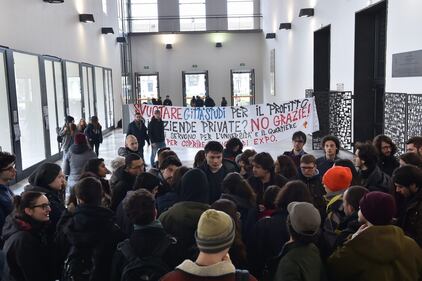 Scontri tra studenti e forze dell'ordine alla Statale di Milano 2